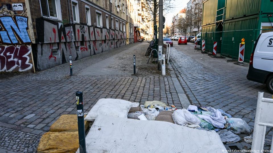 Müll auf der Straße in Friedrichshain, Berlin
