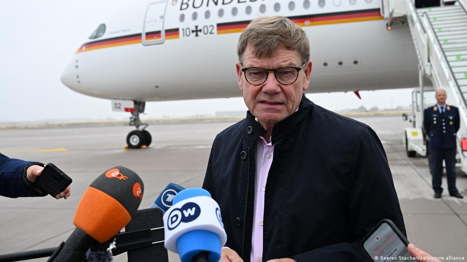 Der deutsche Außenminister Johann Wadephul im Bild vor seiner Abreise zu seinem Drei-Staaten-Afrika-Besuch