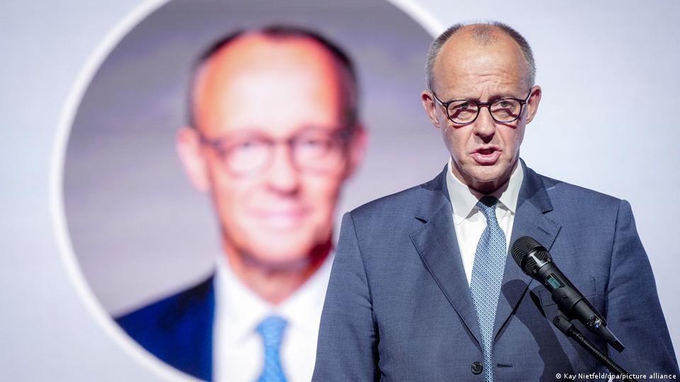 Friedrich Merz spricht in Seoul vor einem Bild von sich