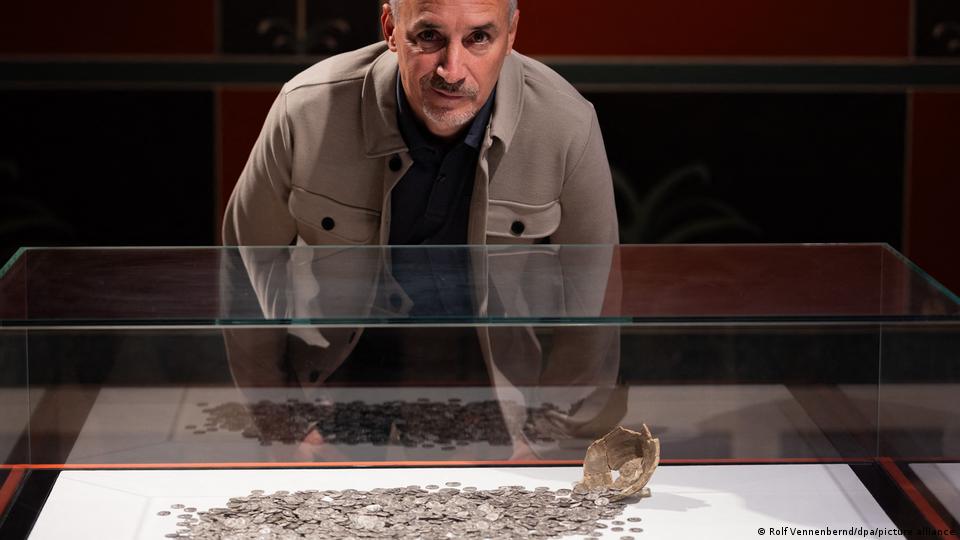 Oliver Riedl, Metalldetektor, betrachtet die gefundenen Münzen, jetzt im LVR-Landesmuseum.