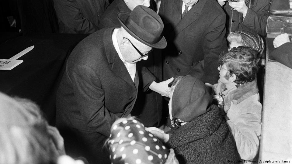 18. Februar 1970: Bundespräsident Gustav Heinemann spricht mit Trauernden bei einer Gedenkfeier in München für Juden, die in diesem Monat bei zwei antisemitischen Angriffen getötet wurden.
