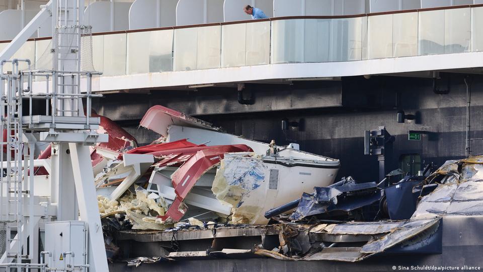 Das Kreuzfahrtschiff Mein Schiff 3 legte nach einer Kollision mit zwei Containerschiffen an der Bremerhavener Columbuskaje an
