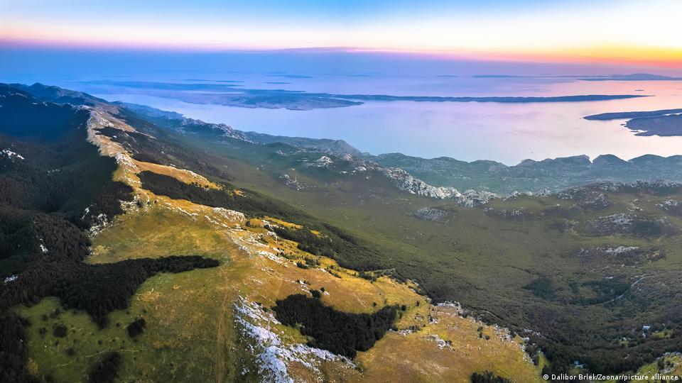 Ein Panoramablick auf den Adria-Archipel bei Sonnenuntergang von Alan, im Velebit-Gebirge, Kroatien