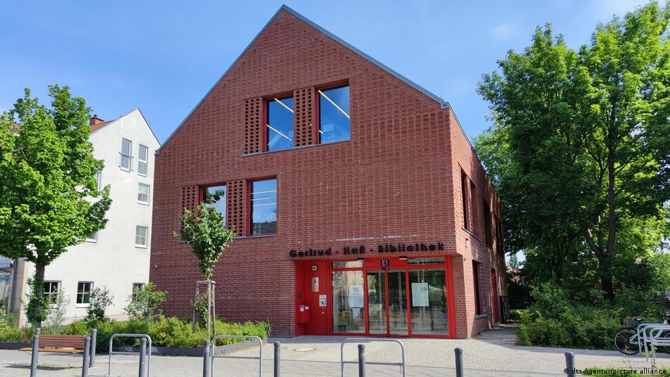Die Gertrud-Hass-Bibliothek im südlichen Berliner Stadtteil Alt-Rudow 