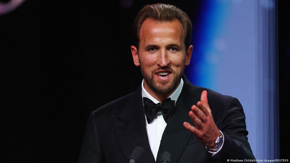 Harry Kane spricht mit dem Publikum bei der Ballon d'Or-Verleihung