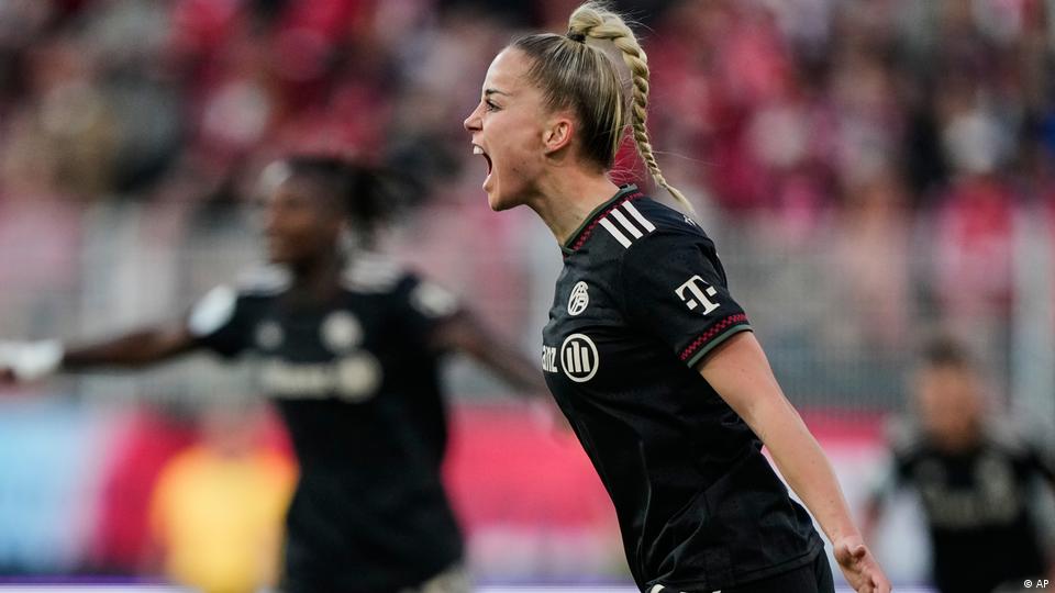 Giulia Gwinn feiert das dritte Tor ihrer Mannschaft während eines Bundesliga-Fußballspiels der deutschen Frauen