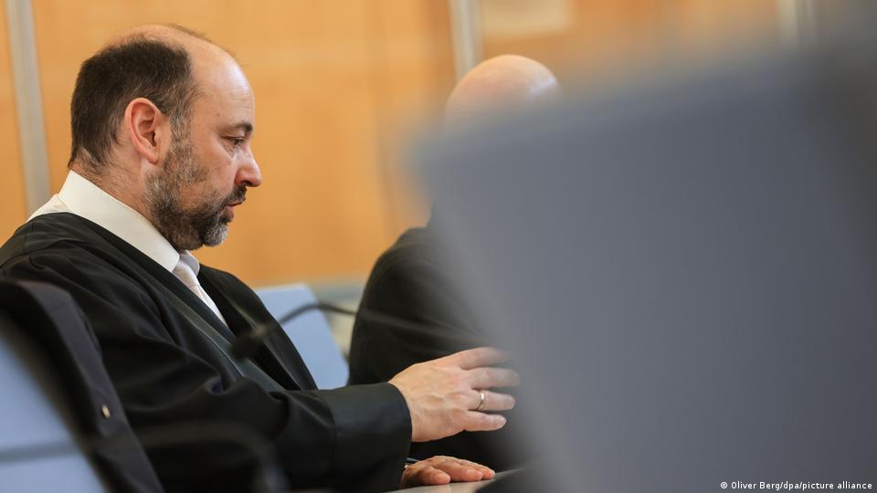 Der Angeklagte (auf dem Foto durch ein Stück Papier in der Nähe der Kameralinse verdeckt) spricht mit seinem Anwalt im Gerichtssaal. Düsseldorf, 29. April 2024.
