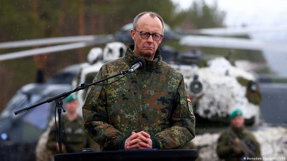 Friedrich Merz hält eine Pressekonferenz in Bundeswehruniform