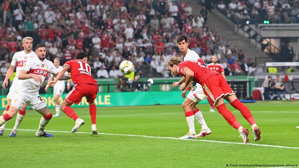 Harry Kane führt den Ball während des DFB-Pokalfinales zwischen Bayern München und Stuttgart am 23. Mai 2026 in Berlin an