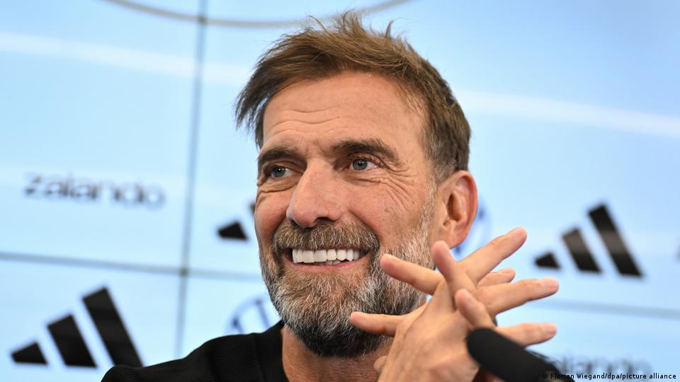Jürgen Klopp spricht während der Pressekonferenz zu seiner Bekanntgabe als neuer Cheftrainer am 24. Juli 2026
