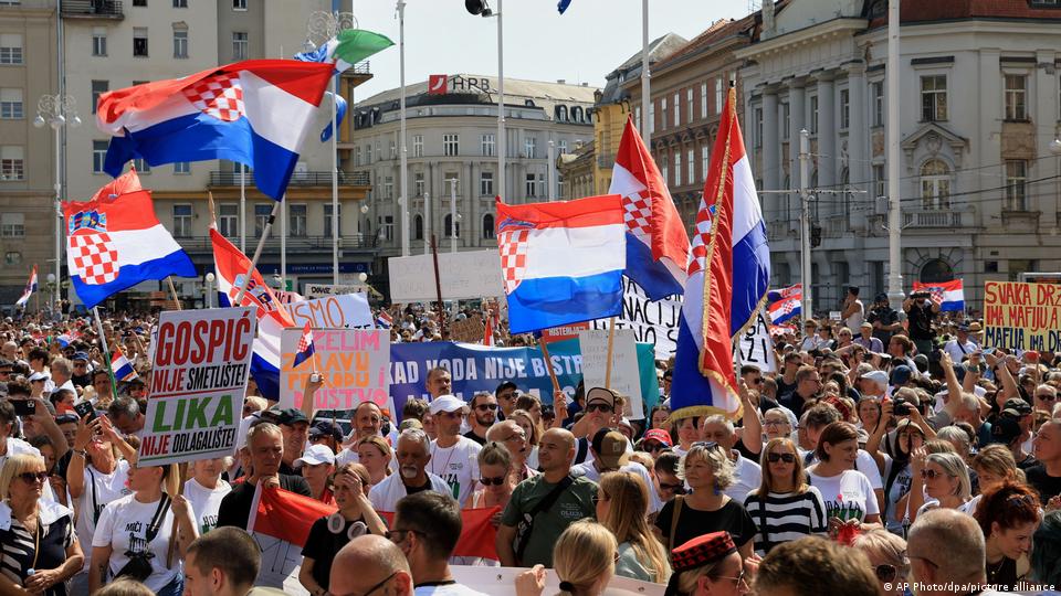 Demonstranten schwenken in Zagreb kroatische Flaggen