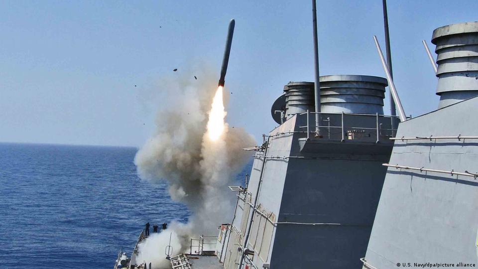 Der Lenkwaffenzerstörer USS Barry (DDG 52) feuert eine Tomahawk-Marschflugkörper ab