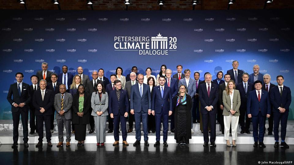 Zu den Gästen gehören der EU-Kommissar für Klima, Netto-Nullpunkt und sauberes Wachstum Wopke Hoekstra (l.), der deutsche Minister für Umwelt, Klimaschutz, Naturschutz und nukleare Sicherheit Carsten Schneider (erste Reihe 6L), Bundeskanzler Friedrich Merz (7L) und der türkische Minister für Umwelt, Urbanisierung und Klimawandel Murat Kurum (6R) posieren für ein Familienfoto während der Petersberg Climate Dialogue (PCD)-Konferenz am 22. April 2026 im Westhafen Convention Center (WECC) in Berlin, Deutschland