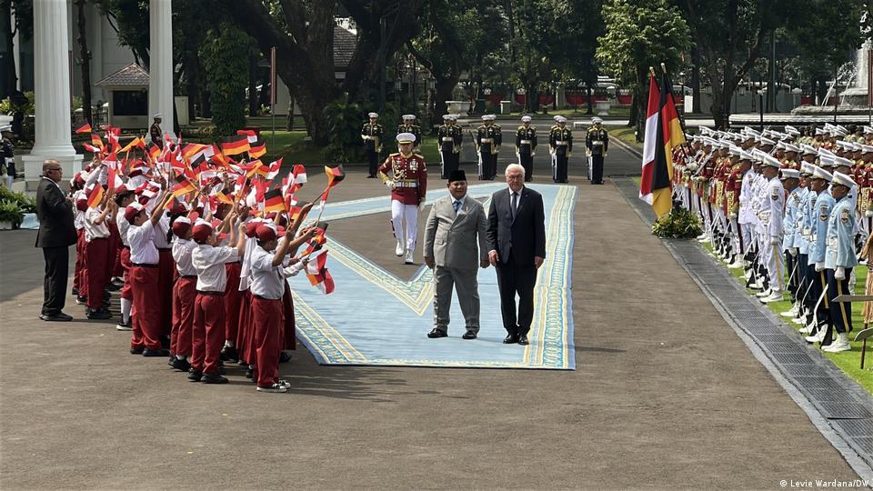 Der indonesische Präsident Prabowo Subianto (rechts) schüttelt dem deutschen Präsidenten Frank-Walter Steinmeier (links) am Montag, den 15. Juni 2026, im Istana Merdeka in Jakarta die Hand