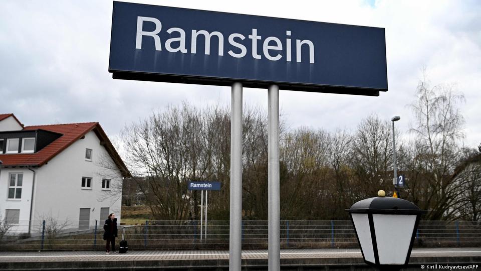 Ramstein-Schild am Bahnhof