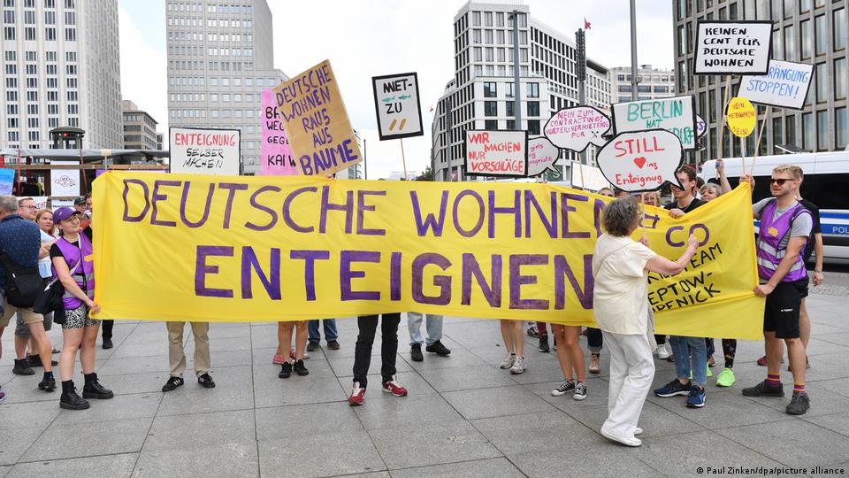 Demonstranten auf dem Potsdamer Platz in Berlin im Jahr 2024 halten ein Transparent mit der Aufschrift „Deutsche Wohnen enteignen“ (enteignet Deutsche Wohnen)