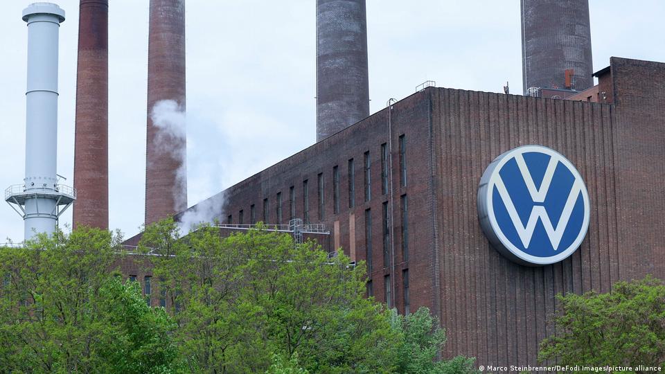 Das VW-Werk in Wolfsburg, Schornsteine auf einem dunkelroten Backsteingebäude