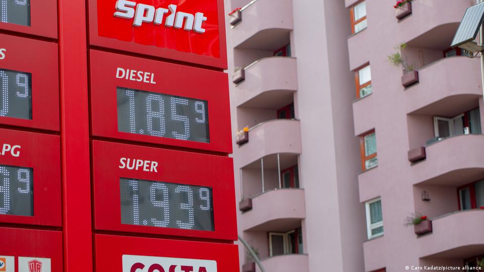 Eine digitale Preistafel an einer Berliner Tankstelle, abgebildet am 14. Juni 2026