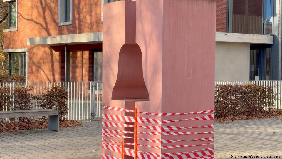 Eine leere Gedenkglocke steht am 20.11.2025 in Absperrband gehüllt auf dem Platz vor der evangelischen Heilig-Geist-Kirche im Bremer Stadtteil Vahr