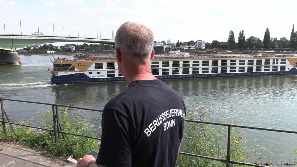 Ein Hotelschiff in Bonn, das wegen Niedrigwassers steckengeblieben ist