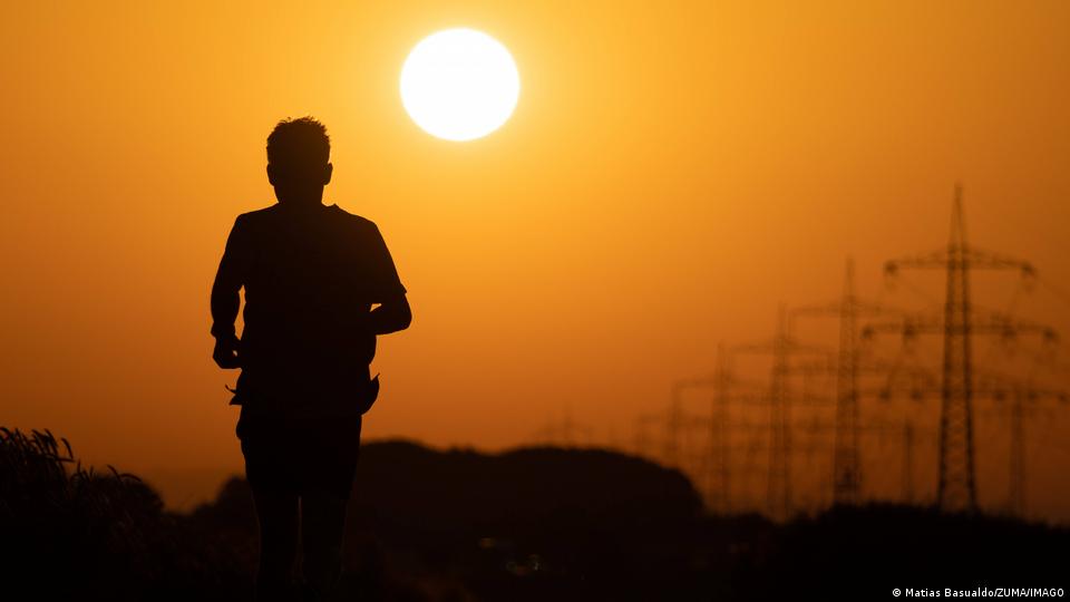 26. Juni 2026, Frankfurt, Hessen, Deutschland: Ein Mann joggt bei Sonnenaufgang während einer Hitzewelle in Frankfurt am Main, Deutschland