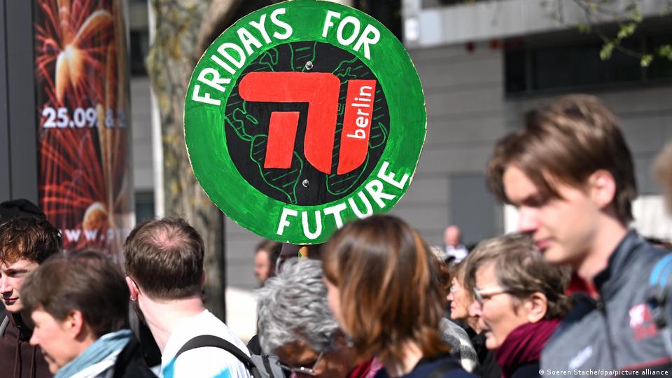 Teilnehmer einer Demonstration versammeln sich vor der CDU-Parteizentrale