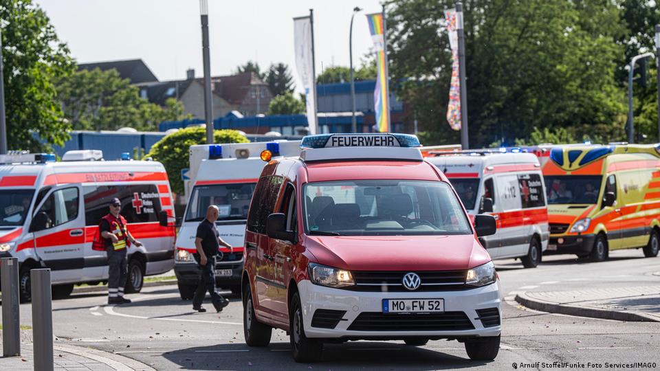 Einsatzfahrzeuge vor Ort