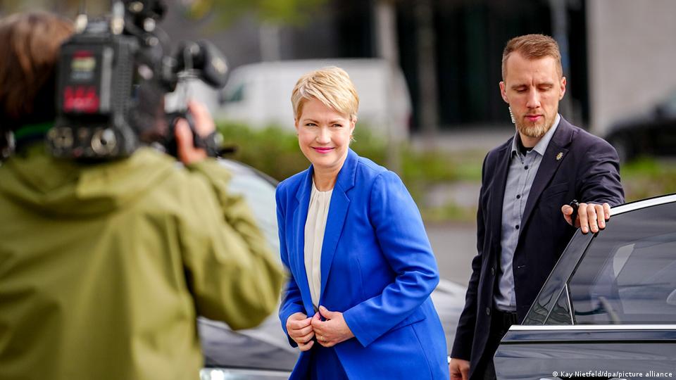 Mecklenburg-Vorpommerns Ministerpräsidentin Manuela Schwesig nimmt am 8. April 2025 an den Koalitionsverhandlungen im CDU-Büro in Berlin teil