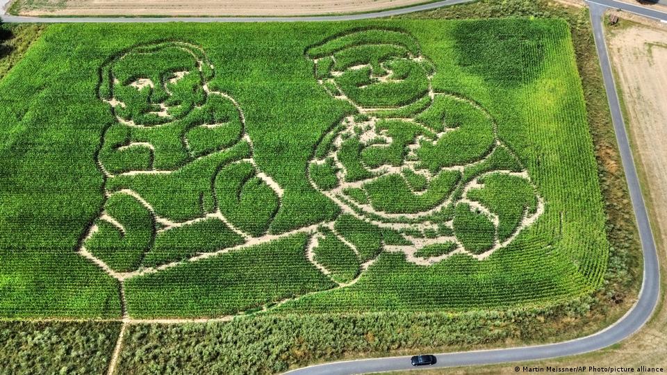 Ein Bauer hat am Dienstag, den 4. August 2026, auf dem Bauernhof Lünemann in Selm, Deutschland, ein Labyrinth aus einem Maisfeld in Form von Russlands Präsidenten Wladimir Putin und US-Präsident Donald Trump geschnitten, dargestellt als kleine Kinder, die mit einem Globus spielen.