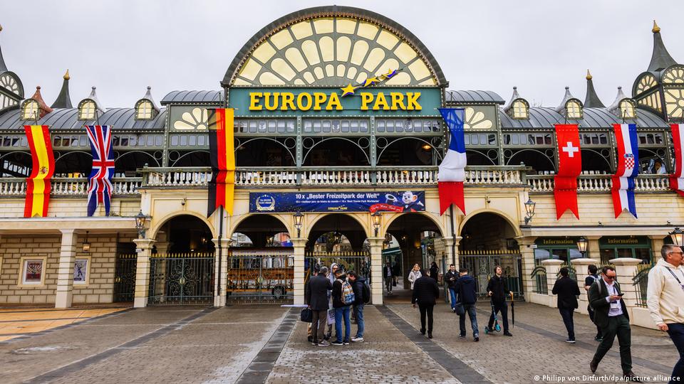 Menschen vor dem Eingang des Freizeitparks Europa-Park in Rust. 25. März 2026.