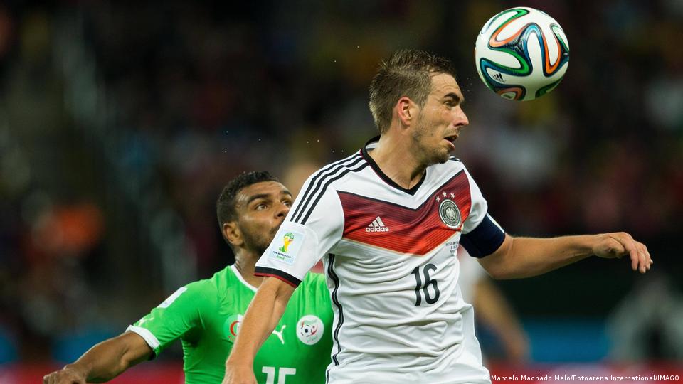 El Arabi Soudani den Ball mit Algerien streitet Philipp Lahm aus Deutschland während des Spiels Deutschland-Algerien