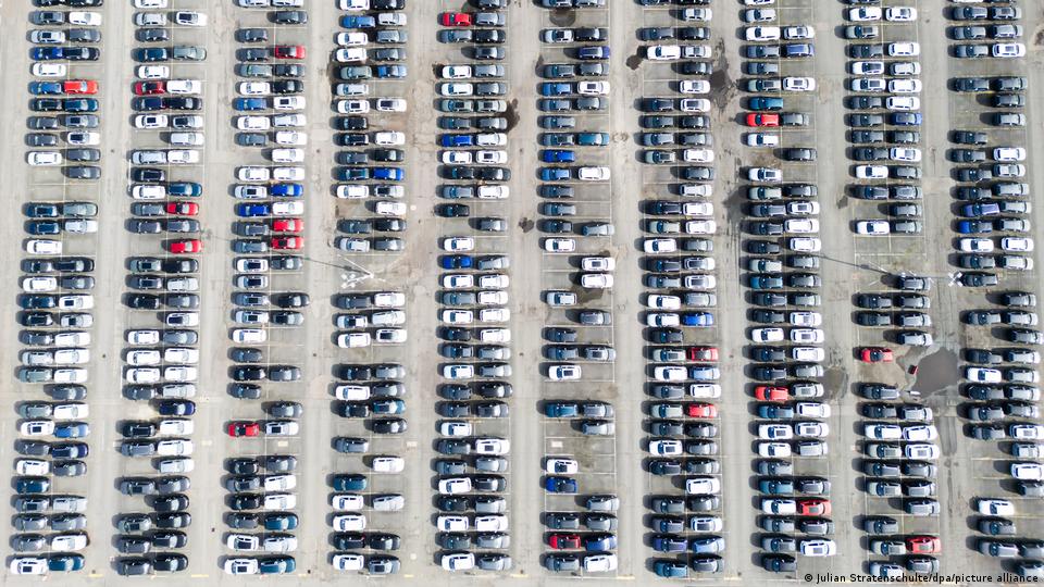Neue Volkswagen-Autos, von oben abgebildet, singen eine Drohne, geparkt vor dem Werk in Wolfsburg. 7. März 2025.
