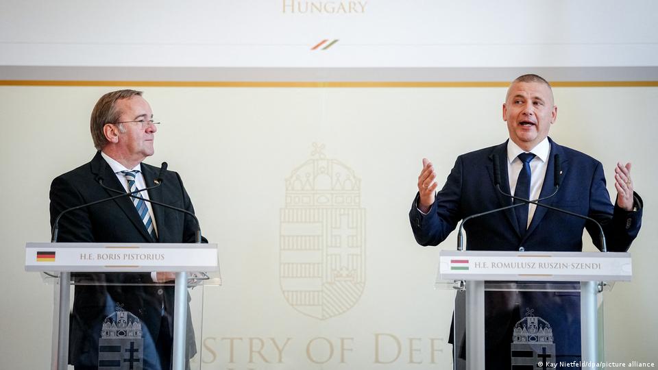 Der deutsche Verteidigungsminister Boris Pistorius und der ungarische Verteidigungsminister Romulusz Ruszin-Szendi bei einer Pressekonferenz in Budapest. 25. September 2026. 
