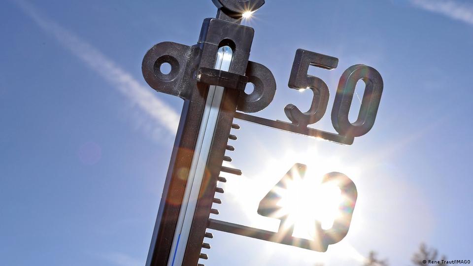 Thermometer mit strahlender Sonne dahinter