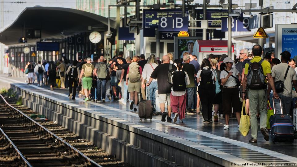 Deutschland Frankfurt 2026 | Passagiere warten nach bundesweiter Störung bei der Deutschen Bahn