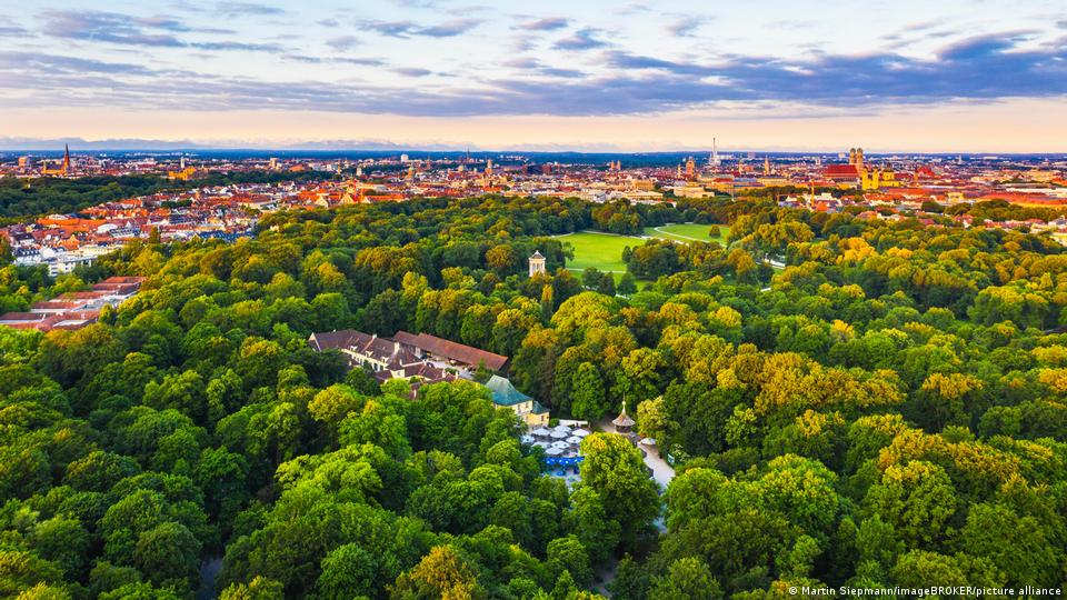 Blick aus der Luft auf den Englischen Garten in München