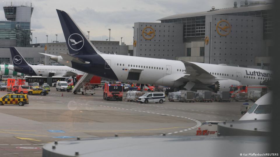 Eine Lufthansa-Boeing ist von Krankenwagen umzingelt, nachdem mehrere Mitarbeiter verletzt wurden, als das Bugfahrwerk eines Boeing BA.N 787-Jetliners unerwartet an einem Gate am Frankfurter Flughafen zusammenbrach