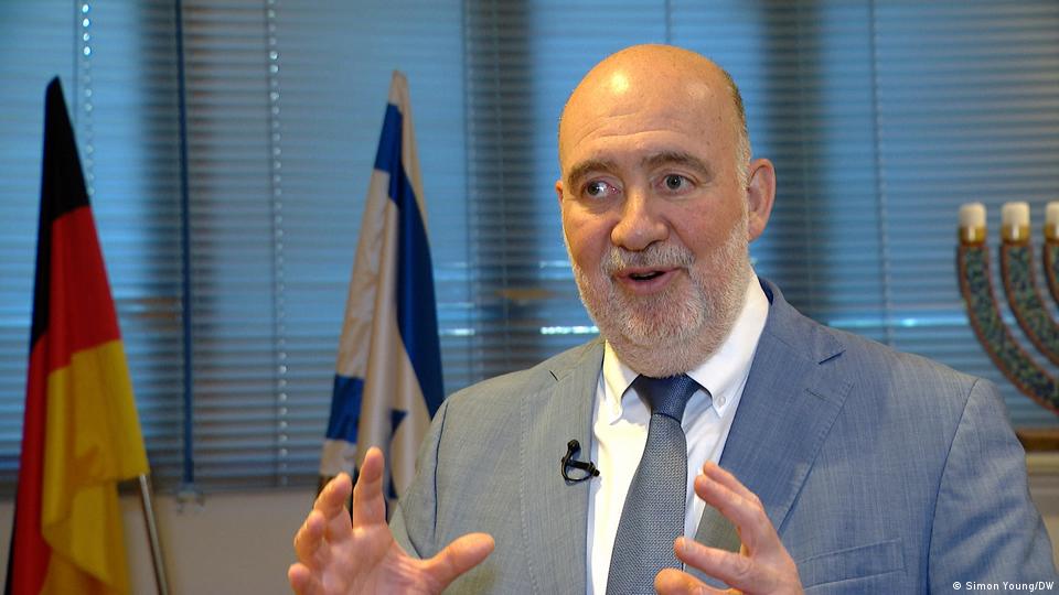 Ron Prosor, deutsche und israelische Flaggen im Hintergrund