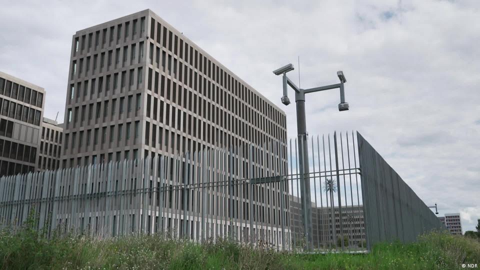 Gebäude hinter einem Hochsicherheitszaun