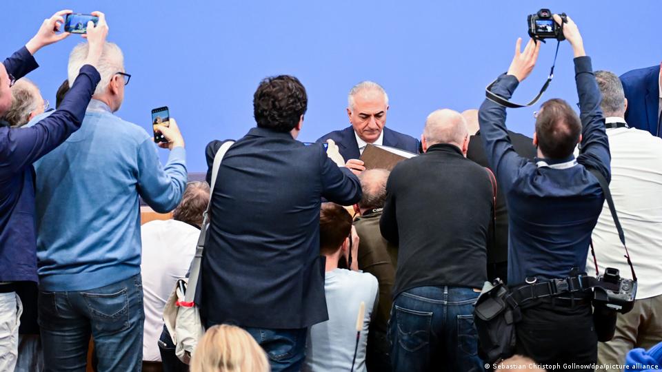 Fotografen umringen Reza Pahlavi bei einer Pressekonferenz