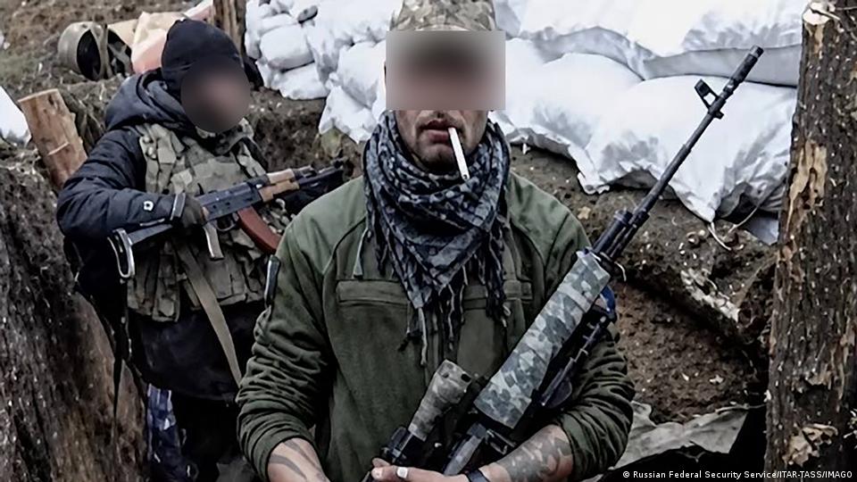 Der russische Inlandsgeheimdienst hat nach eigenen Angaben einen deutschen Staatsbürger festgenommen, der angeblich als Söldner für das ukrainische Militär tätig war. Videoaufnahme, die angeblich ihn mit ukrainischen Truppen mit einem Scharfschützengewehr zeigt, über die Nachrichtenagentur Tass. Veröffentlicht am 21. Oktober 2026.