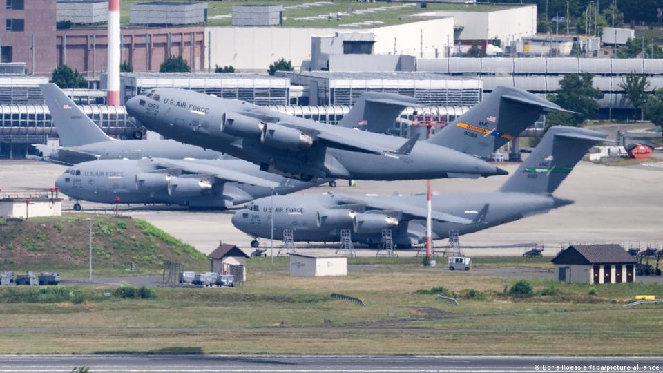 Ein Flugzeug hebt vom US-Luftwaffenstützpunkt Ramstein in Deutschland ab