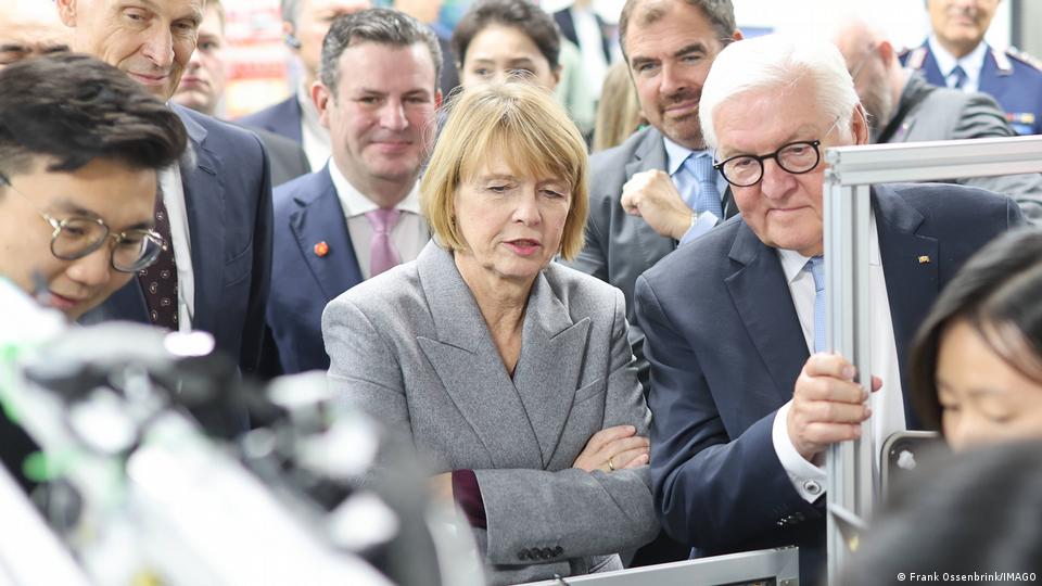 Präsident Frank Walter Steinmeier und Elke Buedenbender besuchen das Volkswagen China Lab in Hefei. 26. Oktober 2026.