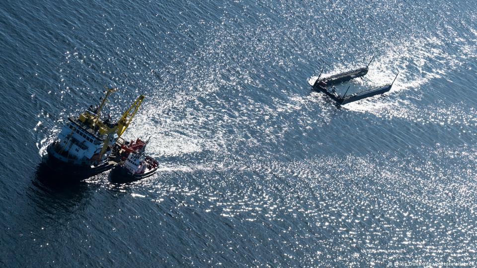 Ein Luftfoto eines Schleppers, der den Lastkahn zieht, mit Timmy, dem Buckelwal, darin.