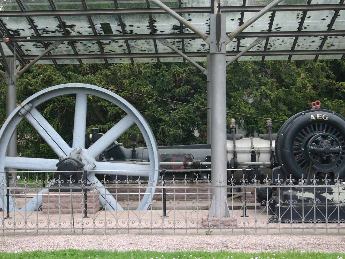 Riesiges Museumsstück in Bodenwerder: eine alte Einkurbel-Verbund-Dampfmaschine