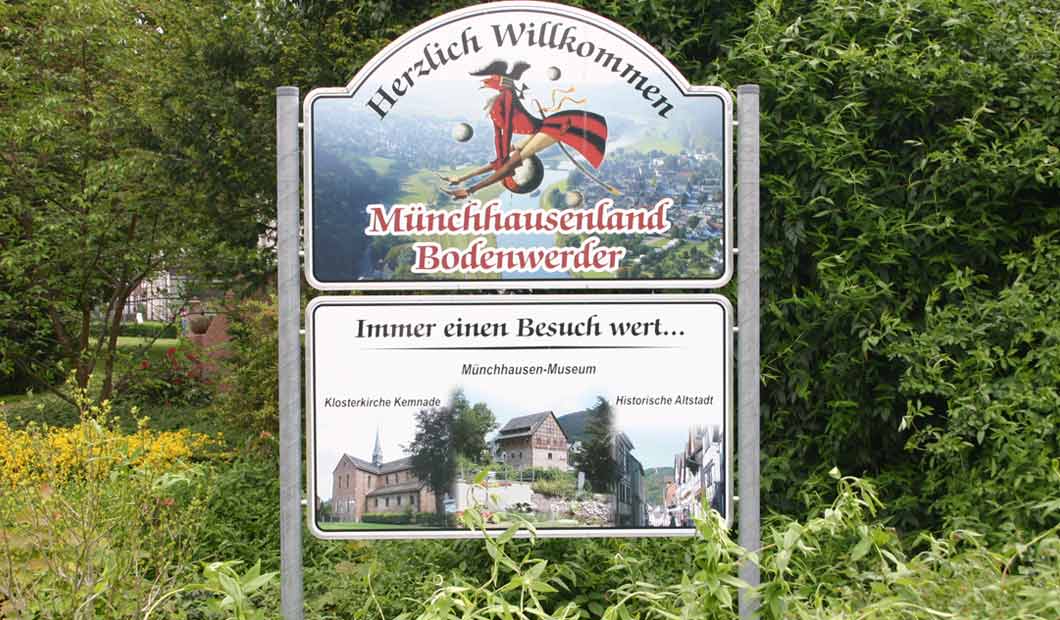 Willkommen in Bodenwerder sagt das Münchhausen-Schild - Foto von Michael Weber
