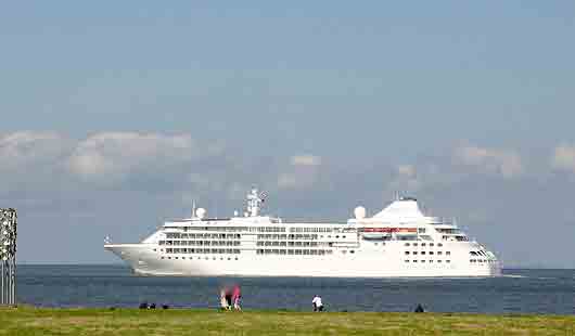 Cuxhaven: Kreuzfahrtschiff auf dem Weg zur Nordsee