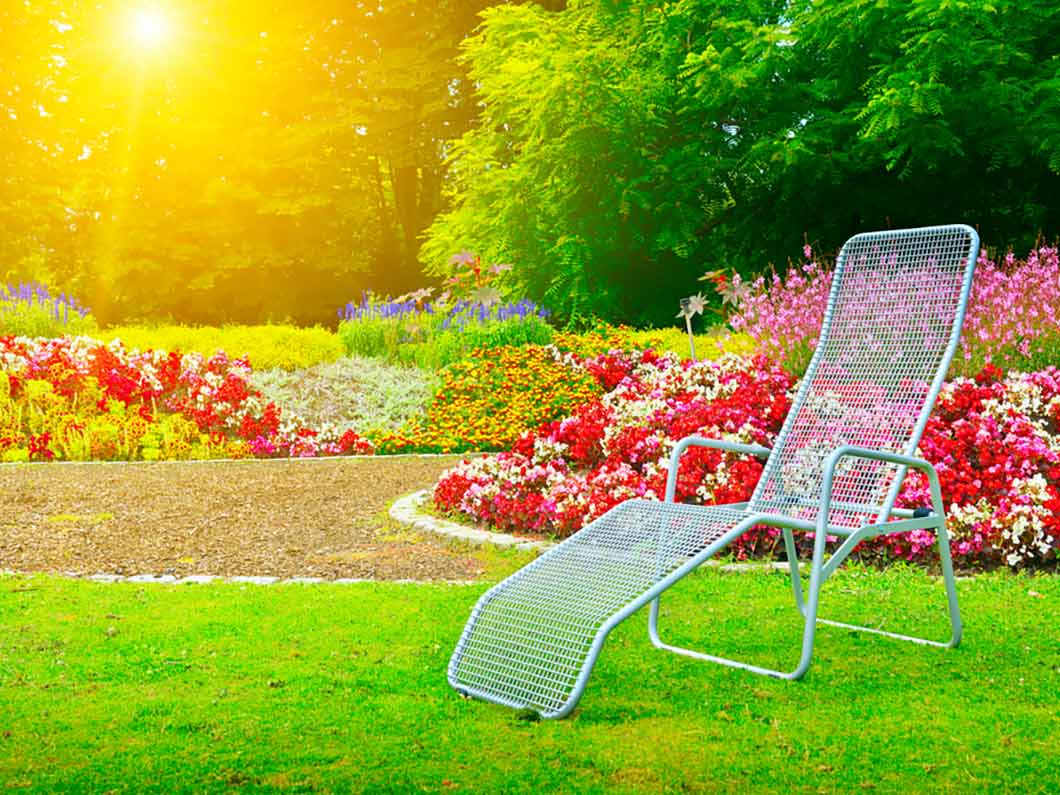 Gartenstuhl: Sonne im Garten genießen