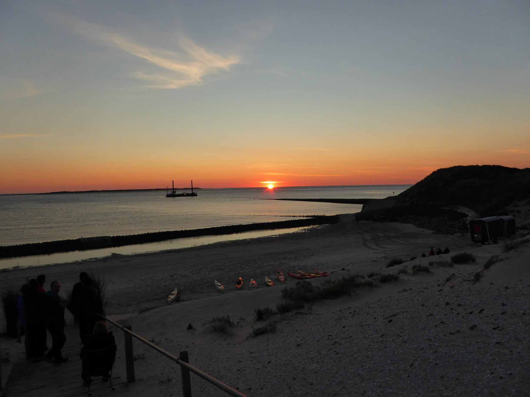 Blick vom Zeltplatz Spiekeroog auf die Nordsee mit Kajaks am Strand und Sonnenuntergang - Foto von Eckehard Bohnsack