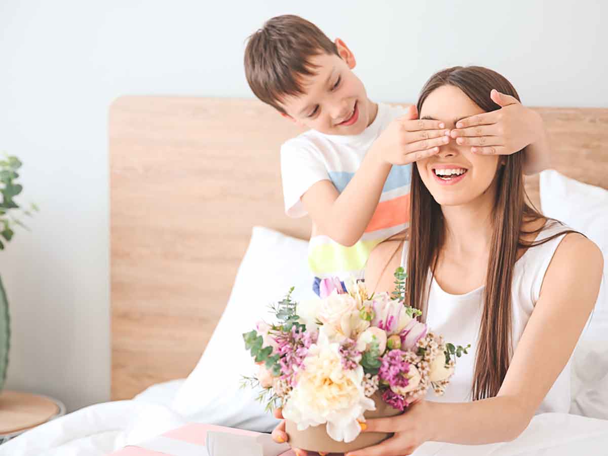 Muttertag - Kinder überraschen Mutter mit Geschenken